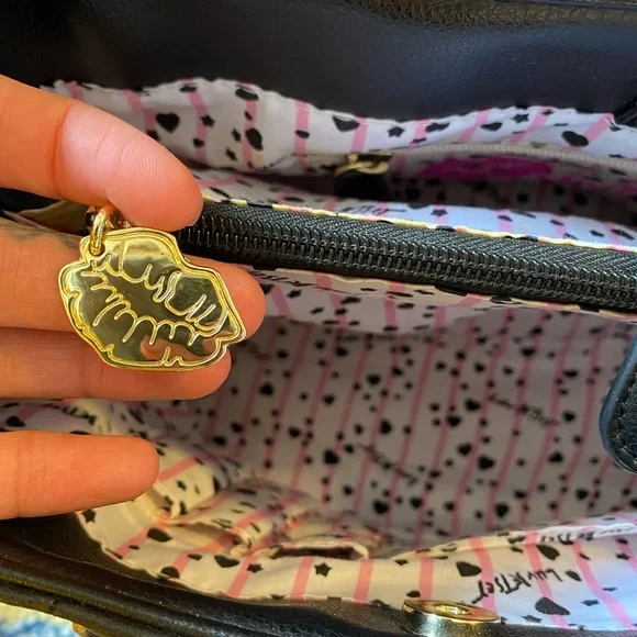 ❌SOLD🏷️Luv Betsey Johnson Kitty Cat Quilted Black And White Vegan Crossbody Bag - Picture 10 of 13